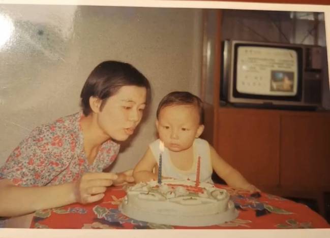 姚策小时候和妈妈许敏。受访者供图