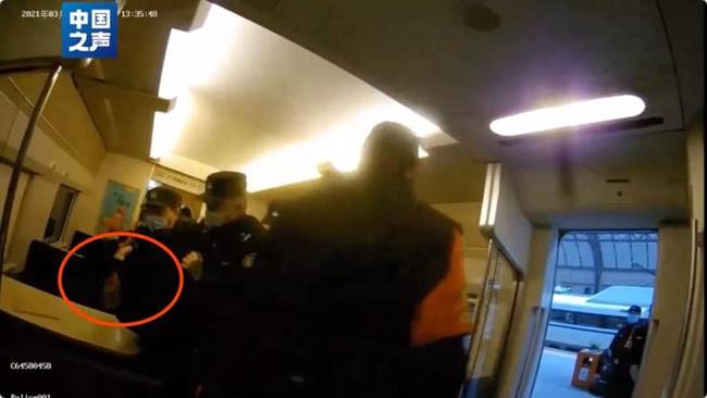男子高铁霸座称"乘务员手脏" 被行拘 