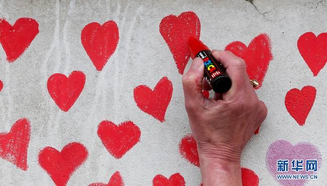 画一颗心，寄一份哀思——英国建立国家新冠纪念墙