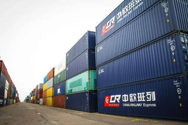 资料图片：在波兰中部城市罗兹的铁路枢纽货运站内拍摄的印有“中欧班列”标识的集装箱。（新华社）