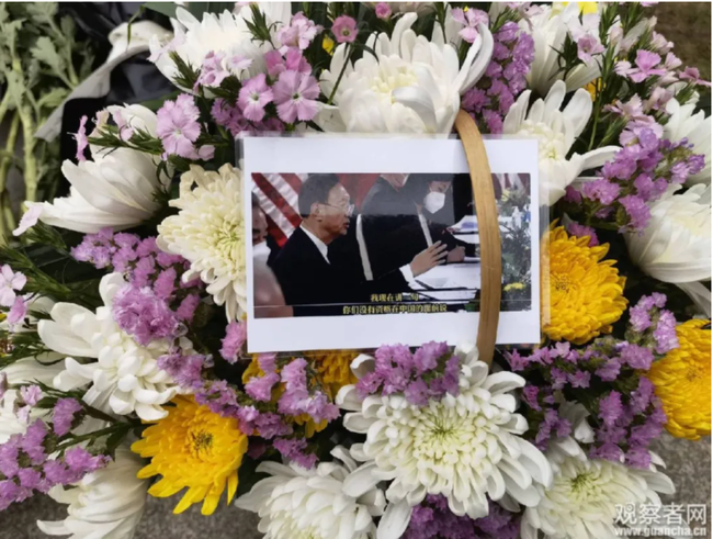 今天，海空卫士王伟墓碑前有了这张照片