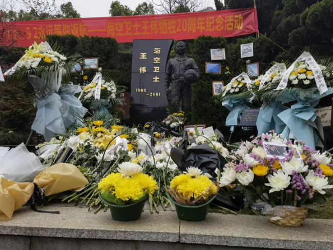 今天，海空卫士王伟墓碑前有了这张照片