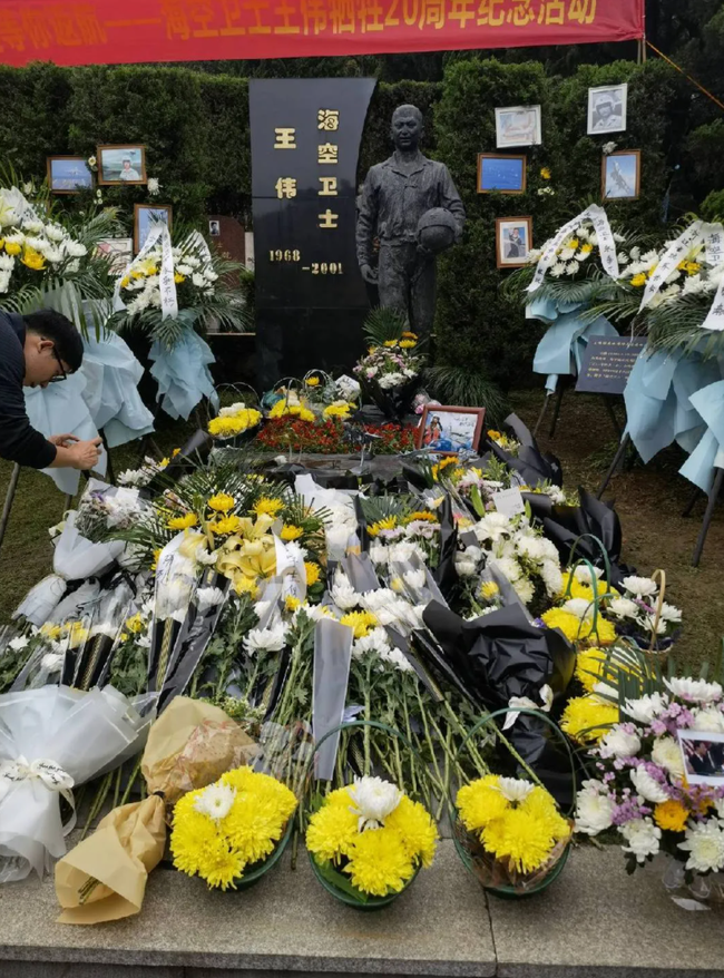 今天，海空卫士王伟墓碑前有了这张照片