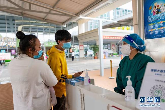 4月1日，人们在瑞丽市景成医院新冠疫苗接种点咨询接种事宜。