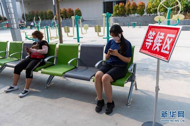 4月1日，人们在瑞丽市景成医院新冠疫苗接种点等候区等待接种。