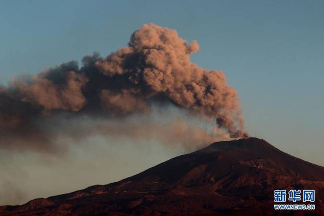 这是3月31日在意大利西西里岛拍摄的正在喷发的埃特纳火山。