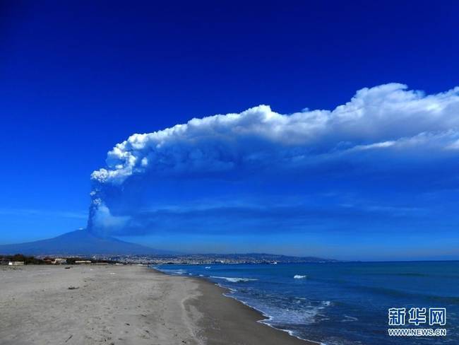 这是3月31日在意大利西西里岛拍摄的正在喷发的埃特纳火山。