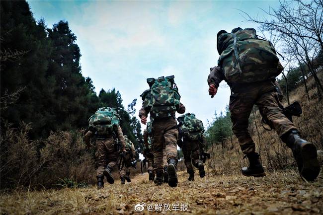 酷！跟随特战队员“打卡”这场野外驻训
