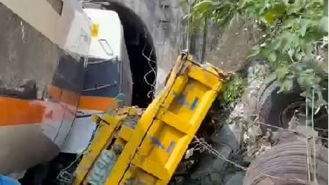 台湾列车脱轨事故已致至少37死，72人受困
