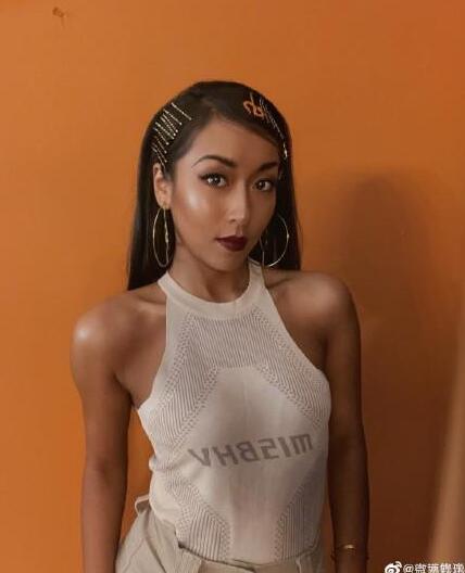 吉克隽逸被陌生男子拍肩尾随