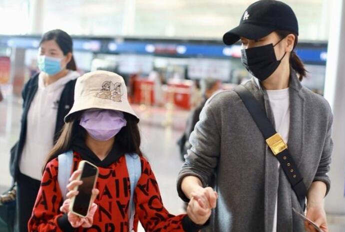 43岁左小青离婚后更美?10岁女儿罕露面,身材纤细有气质！