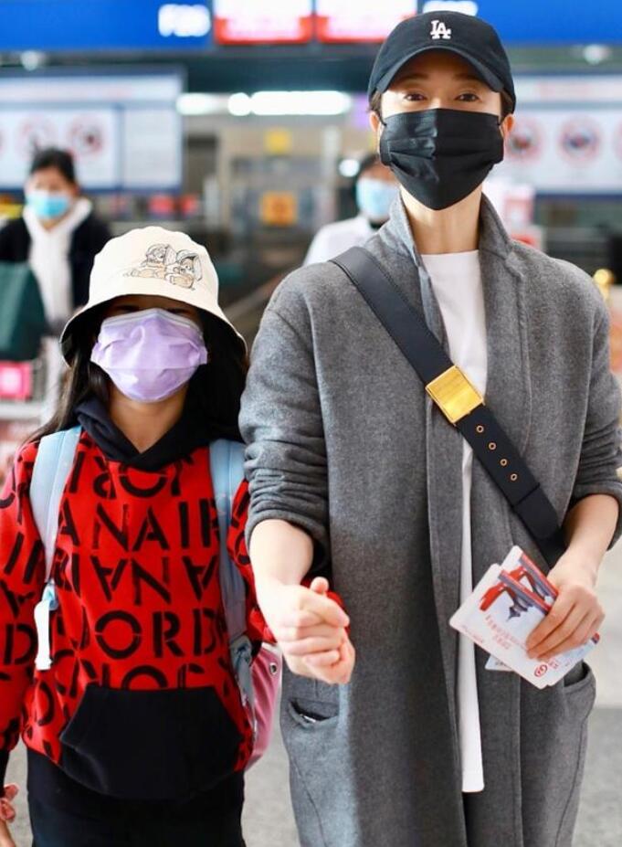 43岁左小青离婚后更美?10岁女儿罕露面,身材纤细有气质！