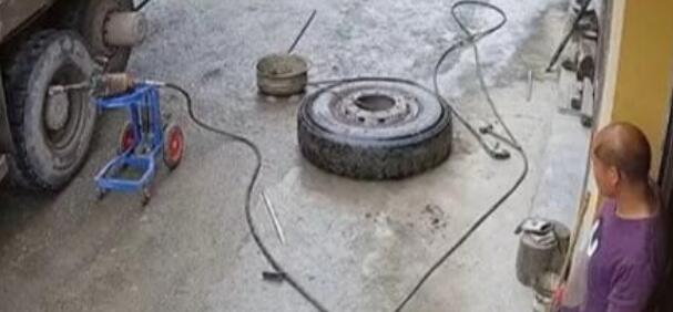湖北男子修轮胎听到异响躲进屋内,监控拍下恐怖一幕让人后怕