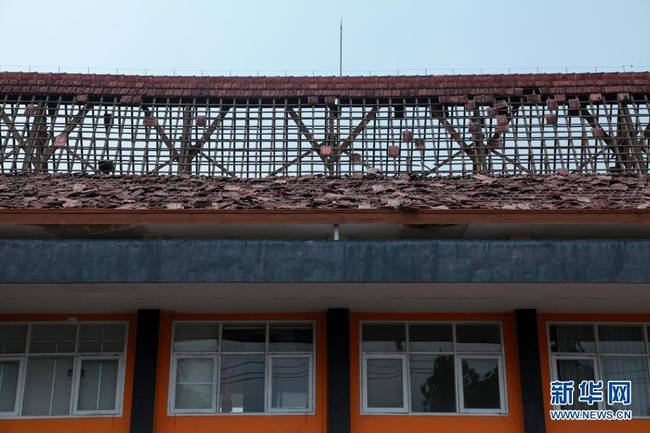 这是4月10日在印度尼西亚东爪哇省玛琅拍摄的在地震中受损的学校建筑。