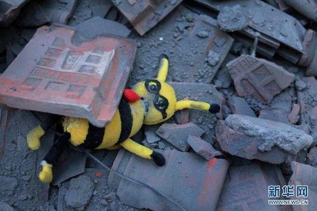 这是4月10日在印度尼西亚东爪哇省玛琅的一所学校拍摄的废墟中的玩偶。