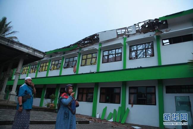 这是4月10日在印度尼西亚东爪哇省玛琅拍摄的在地震中受损的学校建筑。
