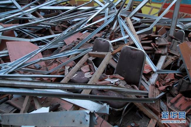 这是4月10日在印度尼西亚东爪哇省玛琅的一所学校拍摄的地震发生后的废墟。