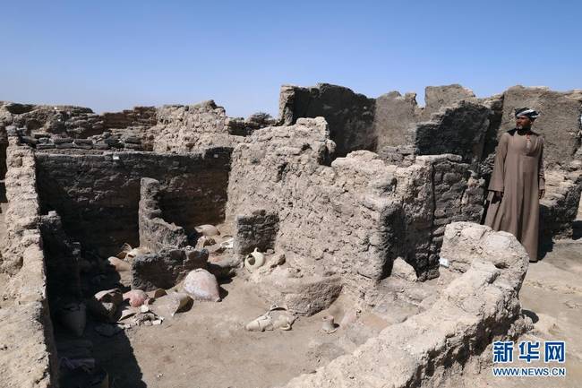 这是4月10日在埃及卢克索拍摄的“失落的黄金城市”遗址考古现场。