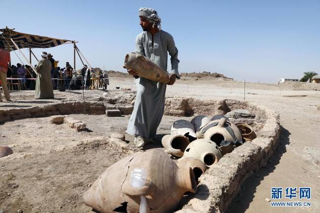 4月10日，在埃及卢克索“失落的黄金城市”遗址考古现场，工作人员搬运出土的陶器。