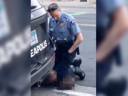 15秒，美国警察连抓三把雪捂住黑人口鼻